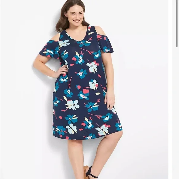 lane bryant blue floral dress Lane Bryant navy floral maxi dress 26/28 – Curvy Thrift Co